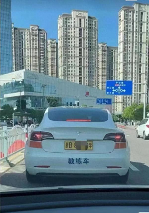 宁波街头现特斯拉教练车，教练：报名还不一定收