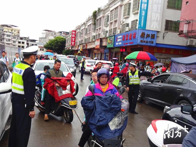 梅州兴宁超常规执法，整治学生驾驶摩托车、电动车违法行为