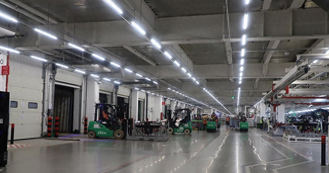 特斯拉上海超级工厂内部图，内饰中控原来是这么安装的