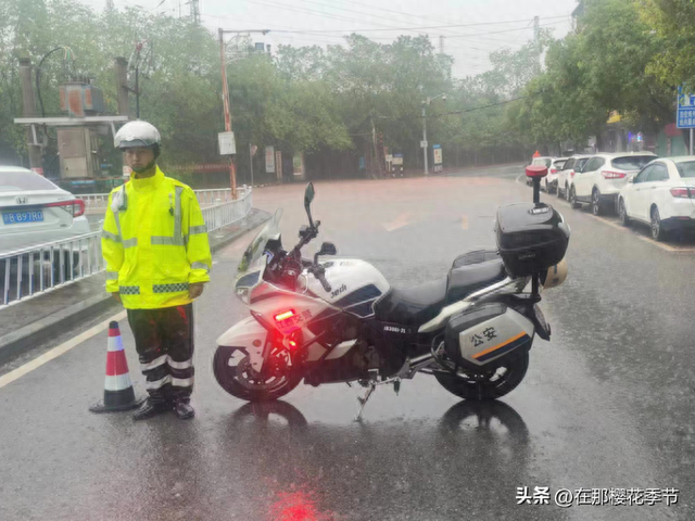 雨天行车请注意！五云一摩托车这样转弯，撞上小轿车