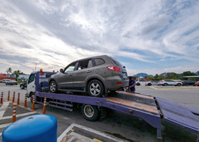 高速路上车坏了，是联系保险公司、4S店、维修店还是找交警拖车？