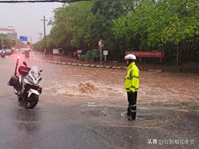 雨天行车请注意！五云一摩托车这样转弯，撞上小轿车