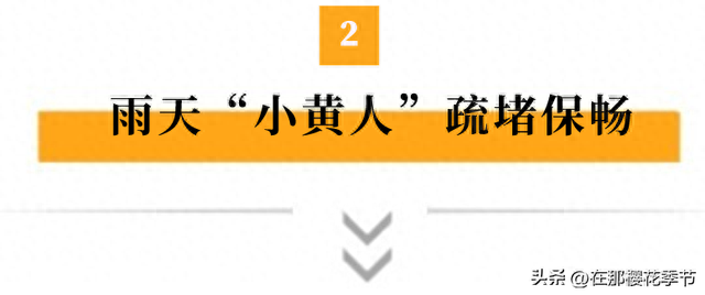 雨天行车请注意！五云一摩托车这样转弯，撞上小轿车