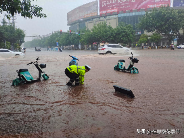 雨天行车请注意！五云一摩托车这样转弯，撞上小轿车