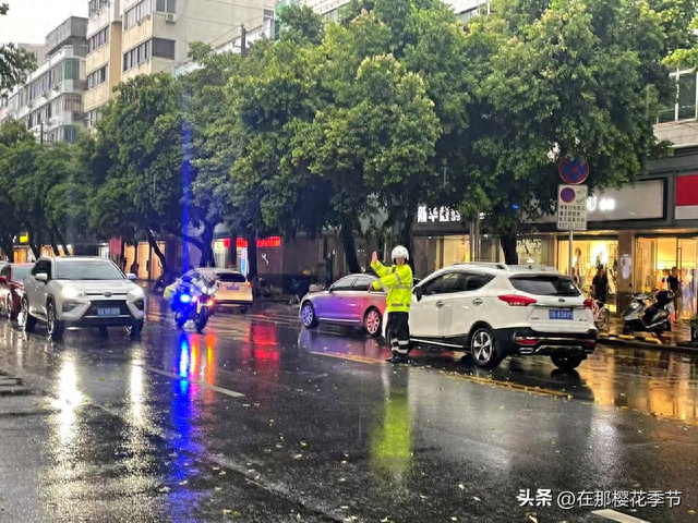 雨天行车请注意！五云一摩托车这样转弯，撞上小轿车