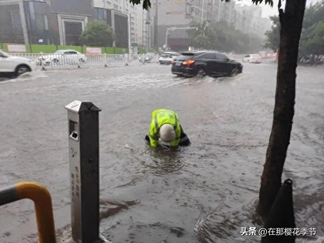 雨天行车请注意！五云一摩托车这样转弯，撞上小轿车