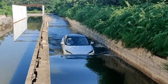 新能源车浸泡水中72小时，居然毫发无损？