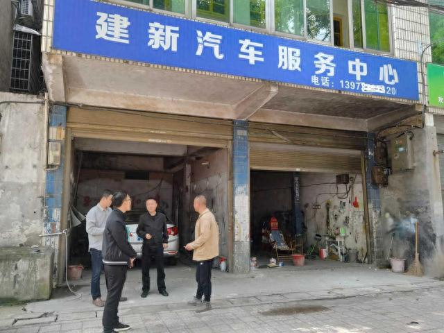 为躲避检查 益阳一汽修店深夜违规排放被停业整改