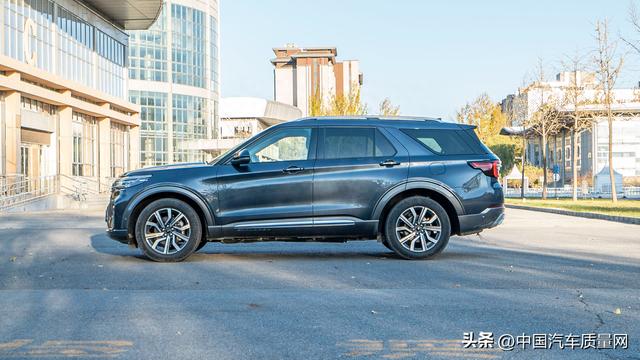 美式豪华“大七座”SUV 中国汽车质量网试驾长安福特探险者