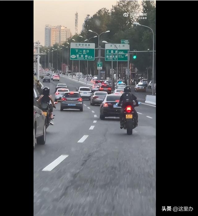 长春市亚泰快速路，惊现2名骑摩托车车主左右穿梭
