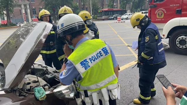 小轿车“开锅”冒烟 冷静别慌