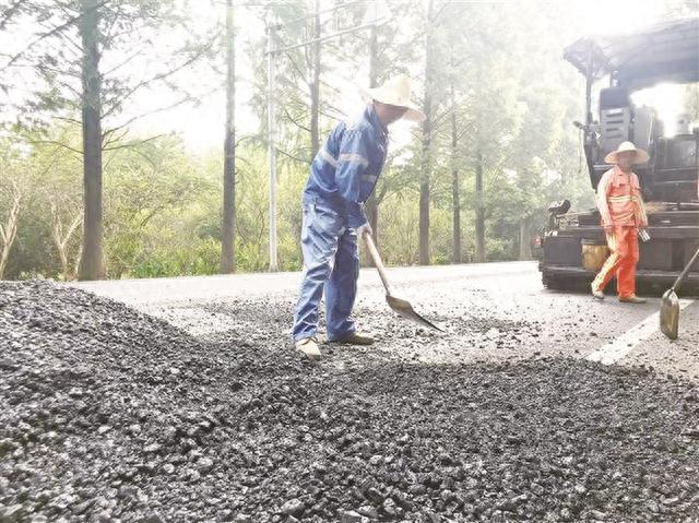 眼下正是修路最佳时机 对嵊州公路人来说越是高温越是养护忙