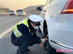 小汽车修理工(小轿车高速上爆胎 济南交警化身“维修工”)