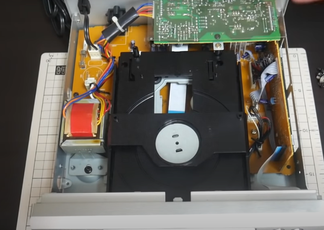 天龙DENON DCD-F101CD机，托盘进出不到位维修，掌握拆解方法顺序