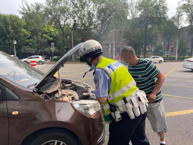 小轿车“开锅”冒烟 冷静别慌