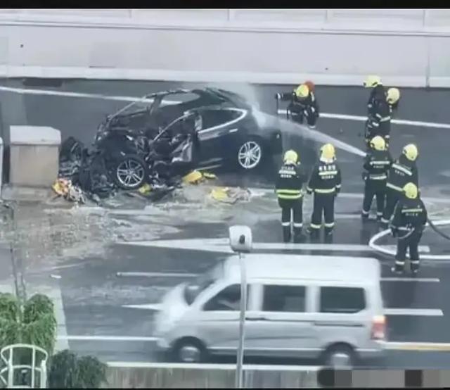 成都惨烈车祸，特斯拉烧成空架无一人下来，知情者曝车子价值百万