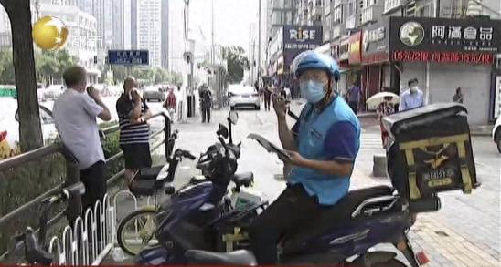 环卫工人雨后捡到5块车牌，除了沈阳的，还有大连、浙江的