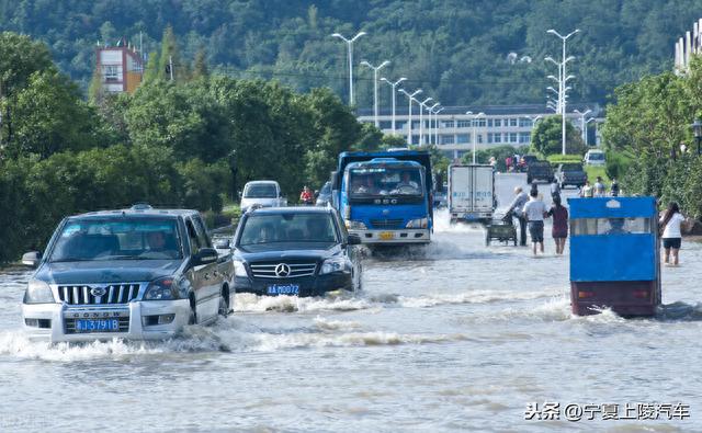 轿车过积水路段伤车吗？车子过水坑会毁了车吗