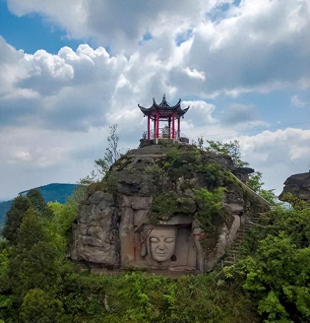 川渝交界处的一座大山上惊现大型佛首，被称为重庆版的“小峨眉”