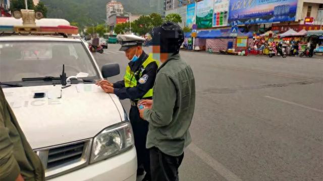 宝马司机见到斑马线有行人，直接从中间驶了过去，结果重考科目一！