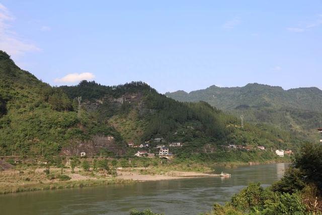 去沅陵县城，这次赶上车了，不用走路，湘西酉水风光，真不错