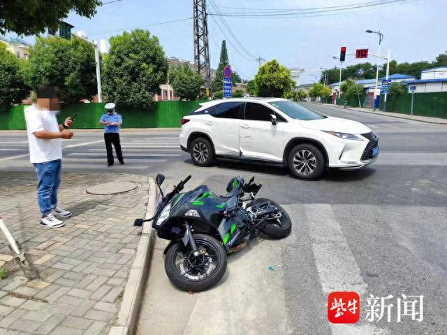 自认为车型小速度快，男子驾驶摩托任性超车撞上小轿车