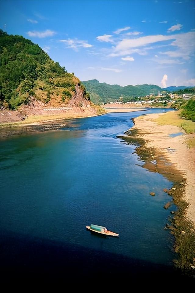 去沅陵县城，这次赶上车了，不用走路，湘西酉水风光，真不错