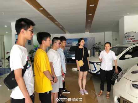 电动汽车助力绿色，安大学子实地切身体验