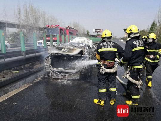 成绵高速一轿车发生事故后燃烧 现场无人员伤亡