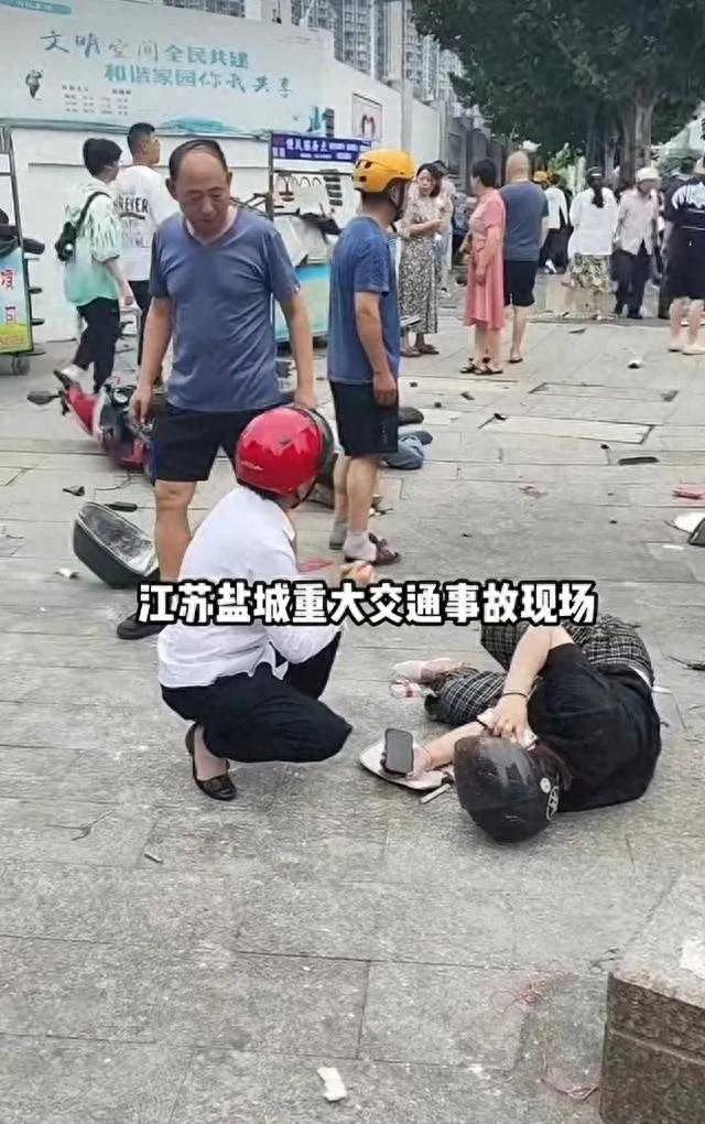 江苏盐城，一宝马车司机开车冲向人群，然后淡定地走下汽车