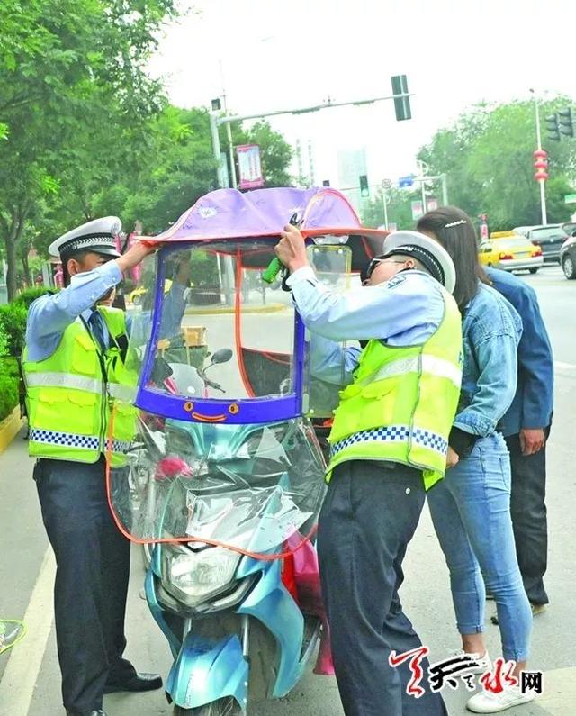 保安全！天水交警强制拆除电动车加装雨棚