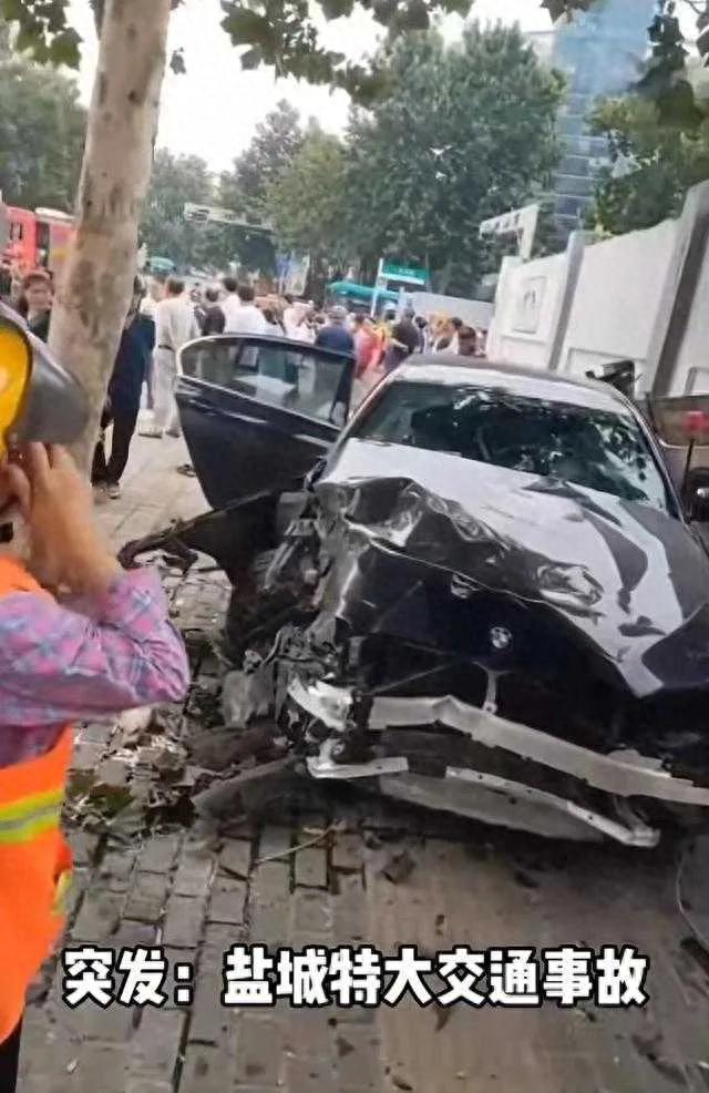 江苏盐城，一宝马车司机开车冲向人群，然后淡定地走下汽车