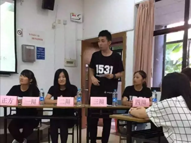 “男德班”泛滥，学费上万场场爆满：“老婆永远不会错！”