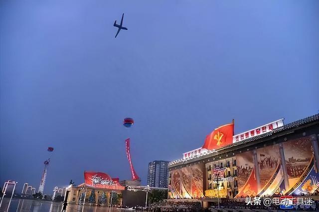 金正恩给绍伊古上了一课，“全球鹰”当面飞越，美媒要查查谁造的