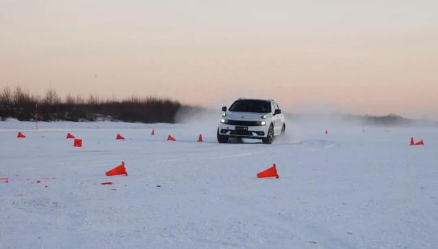 零下25℃冰天雪地，开着SUV玩儿“漂移”，原来这么简单！