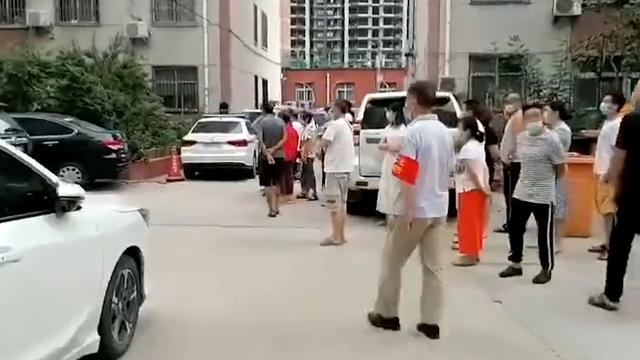 郑州一男子为防车被淹，用千斤顶支车垫砖发生意外被压身亡