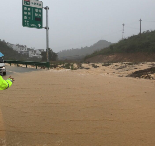 广西境内多处高速路段发生塌方交通受阻 正全力处置