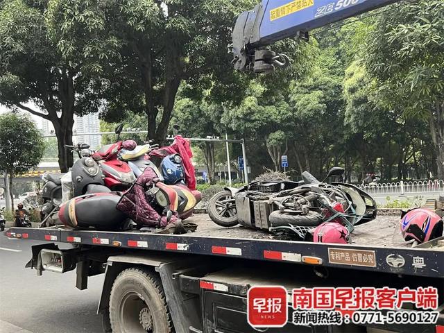 突发！南宁邕江大桥一小轿车连撞多车，警方通报