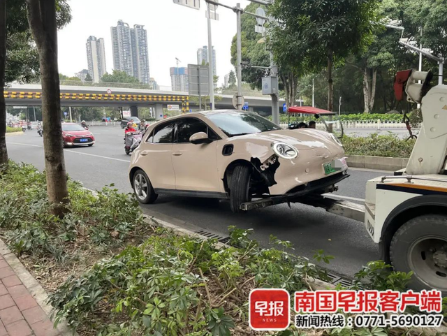 突发！南宁邕江大桥一小轿车连撞多车，警方通报