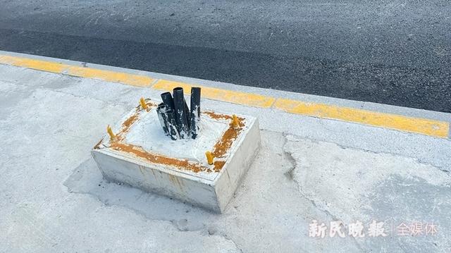 凹坑遍地还有水泥墩挡道 上海市中心人行道上竟被“拦路虎”占据