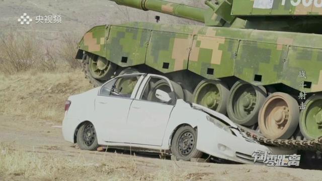 42吨96A坦克碾压小轿车！像纸糊被压扁，实战却不可轻易尝试