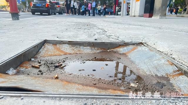 凹坑遍地还有水泥墩挡道 上海市中心人行道上竟被“拦路虎”占据