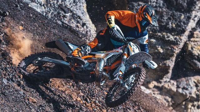 2022 款 KTM EXC 六日版发布，售价9万多依旧无法上牌