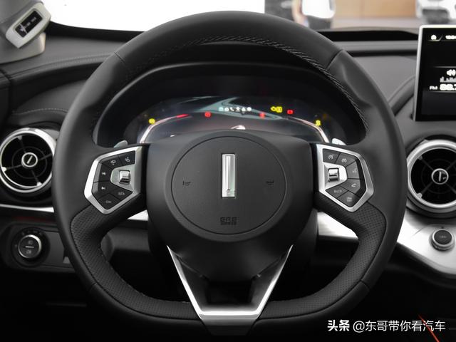 中型SUV，熏黑外观，配置不错，实拍WEY VV7