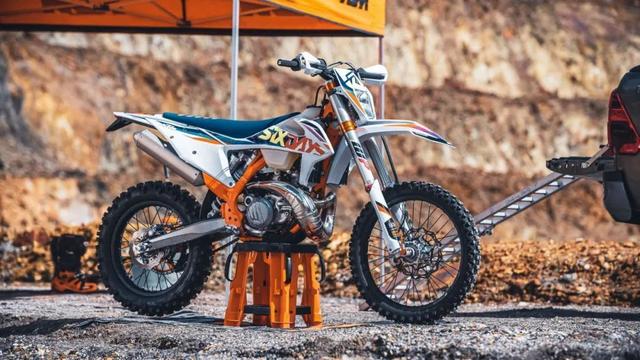 2022 款 KTM EXC 六日版发布，售价9万多依旧无法上牌