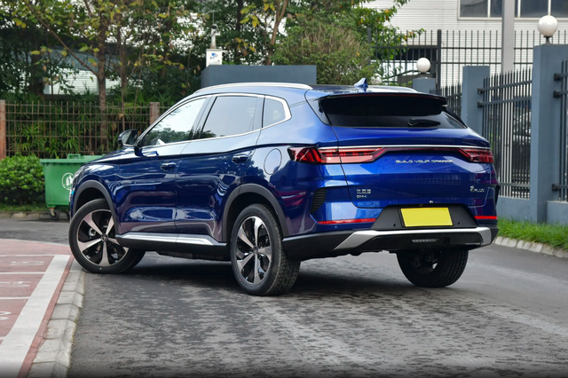 国产混动SUV，省油又好开，售15.28万起，实拍比亚迪宋PLUS DM-i