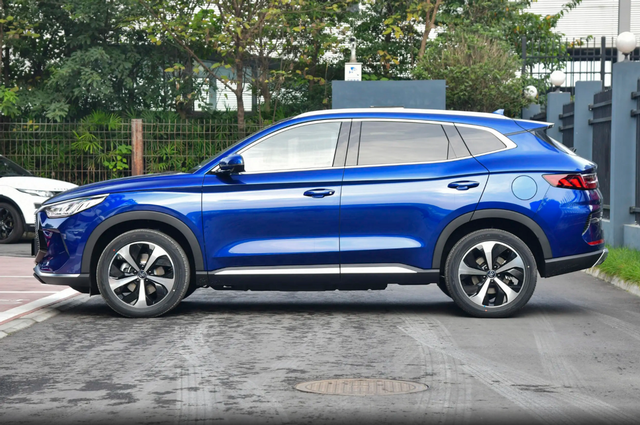 国产混动SUV，省油又好开，售15.28万起，实拍比亚迪宋PLUS DM-i