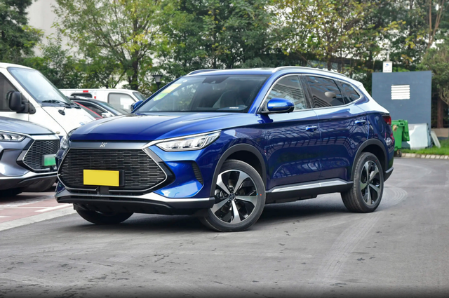 国产混动SUV，省油又好开，售15.28万起，实拍比亚迪宋PLUS DM-i