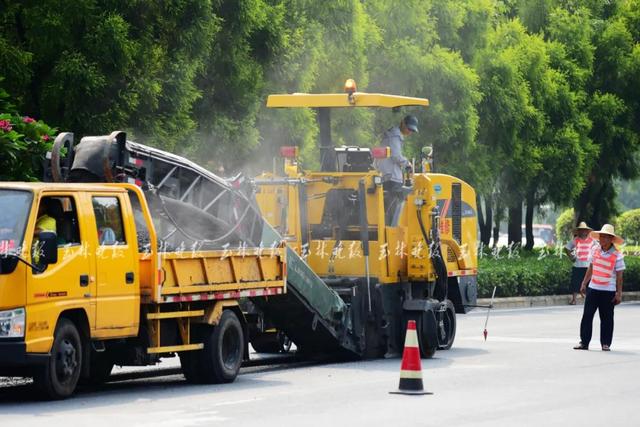 告别坑洼！玉城这条路开始路面维修