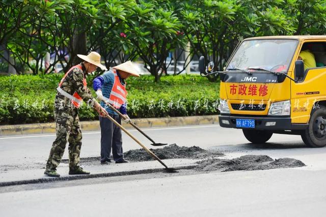 告别坑洼！玉城这条路开始路面维修